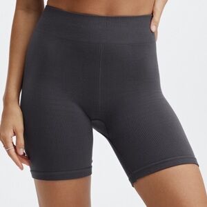 NWT Fabletics - Cloud Seamless High-Waist Short, Pewter - size M